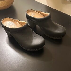 Dansko Black Leather heeled Slip-On Clogs